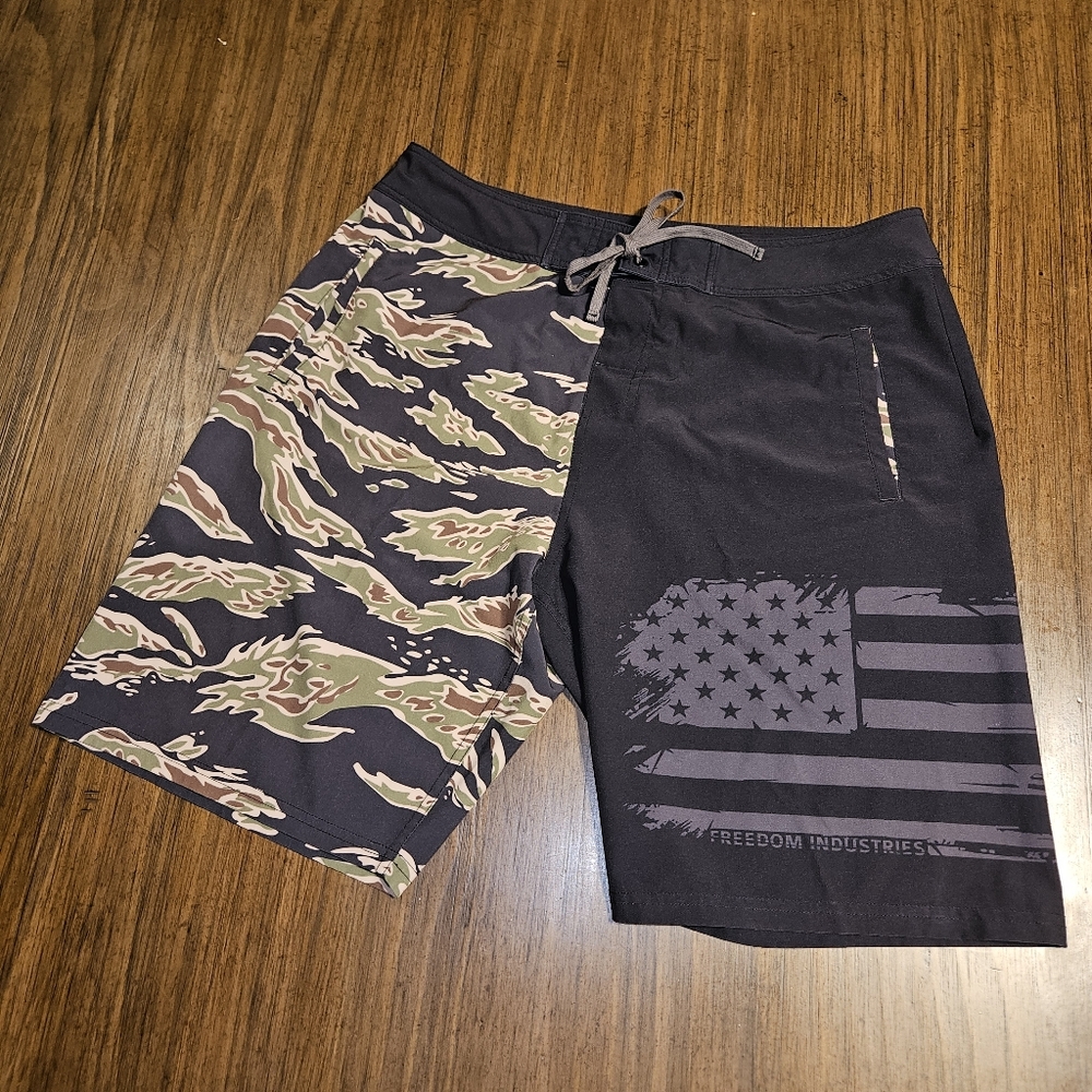 Freedom Industries Mens Black Green Camo Board Shorts - Size 32